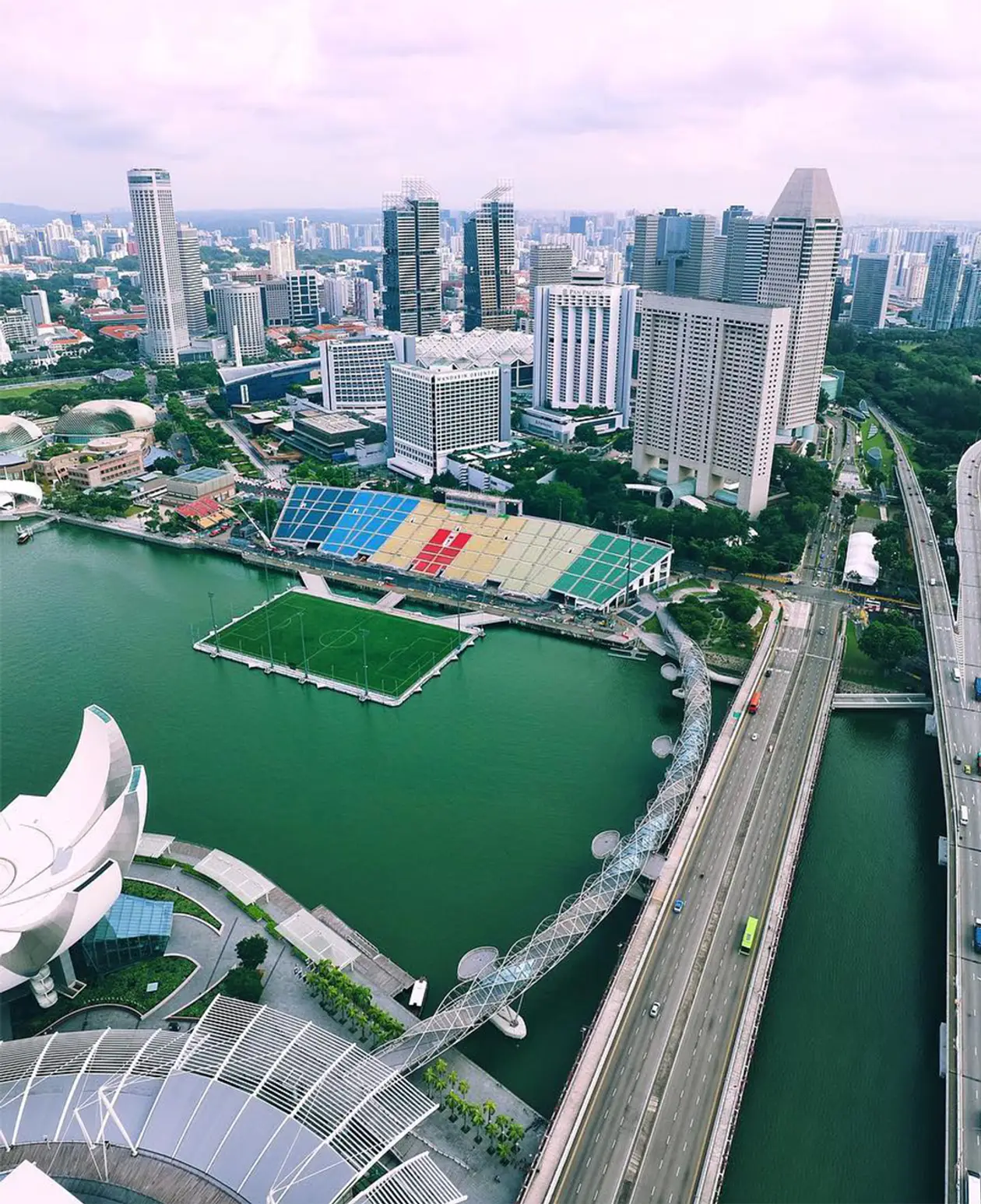 Плавучее поле в Сингапуре – чудо света 😍 Правда, там не играют в футбол