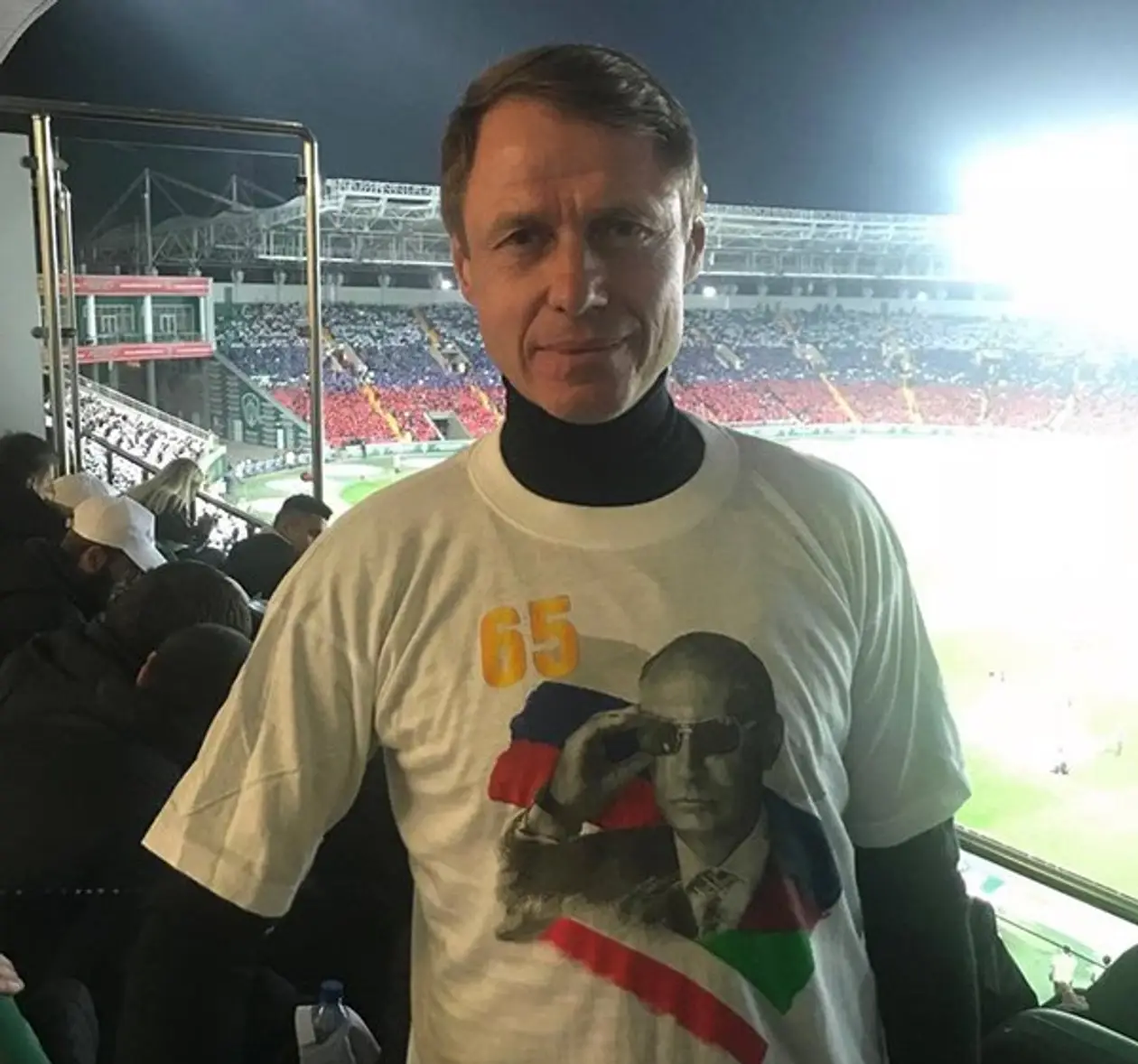 Фото дня. Олег Кононов надел футболку с Путиным