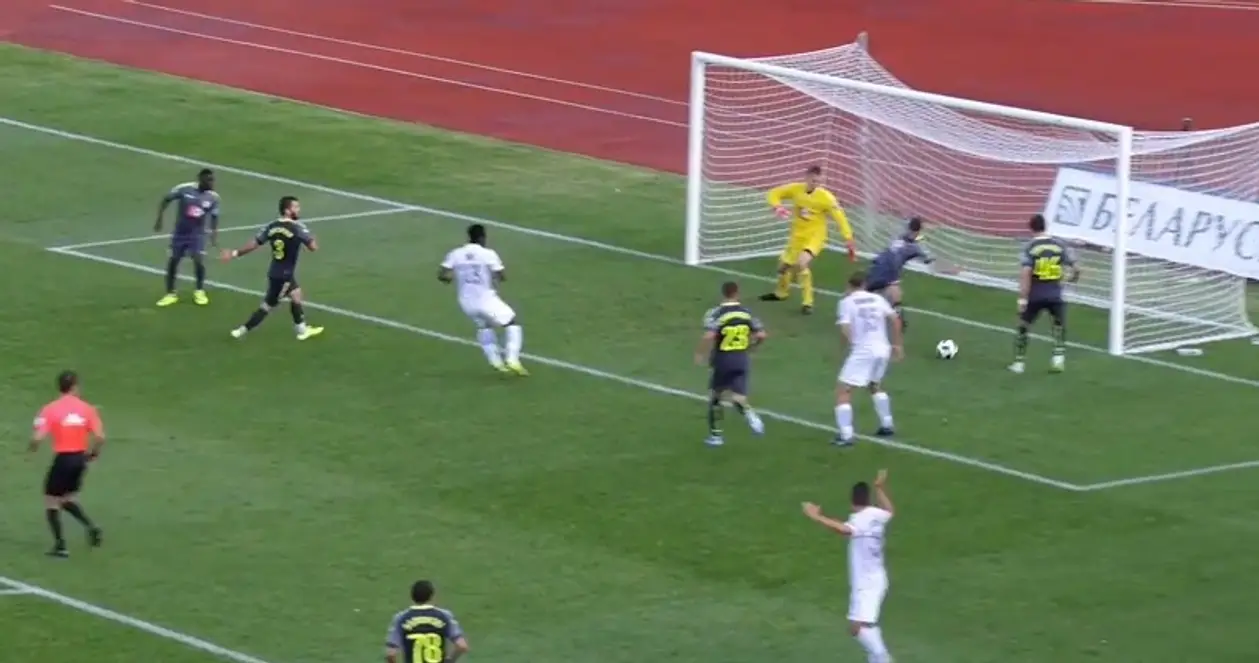 Защитник «Немана» на последних минутах спасает команду, отбив мяч почти с линии