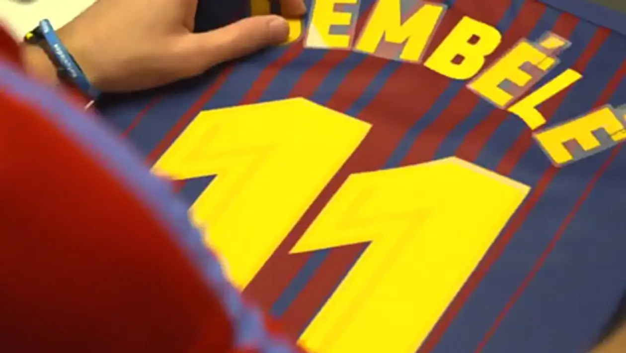 «Барселона» сняла на видео, как печатает первую футболку Дембеле