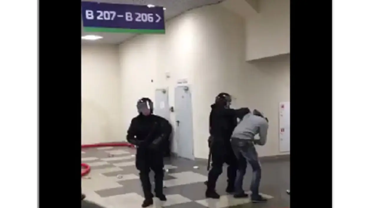 Полиция бьет людей на «Зенит-Арене»