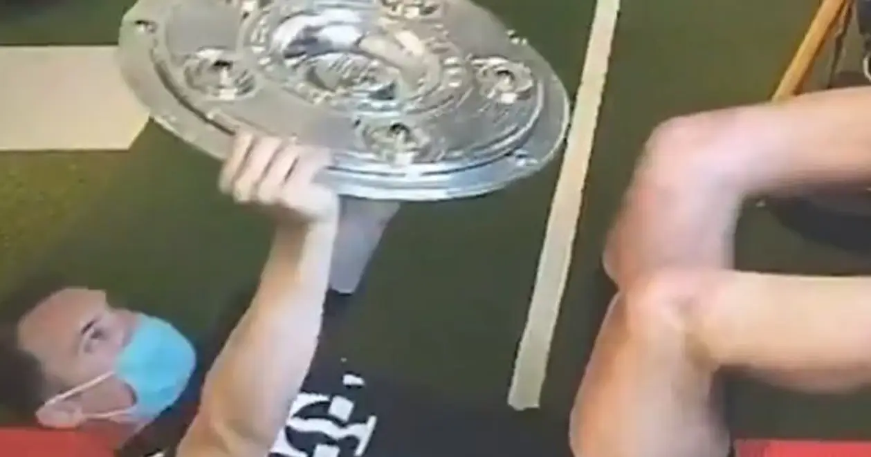Вместо груза чемпионский трофей. Что используют для упражнений  в мюнхенской «Баварии»