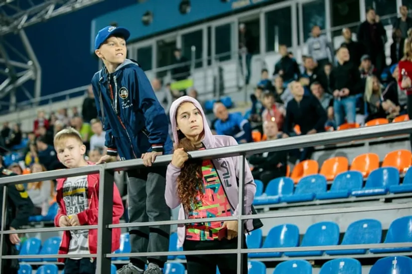 «Дняпро» в Могилеве привлекает необычных людей: тренер-турист из Турции, трушный фан из Минска, футбольная эрудитка