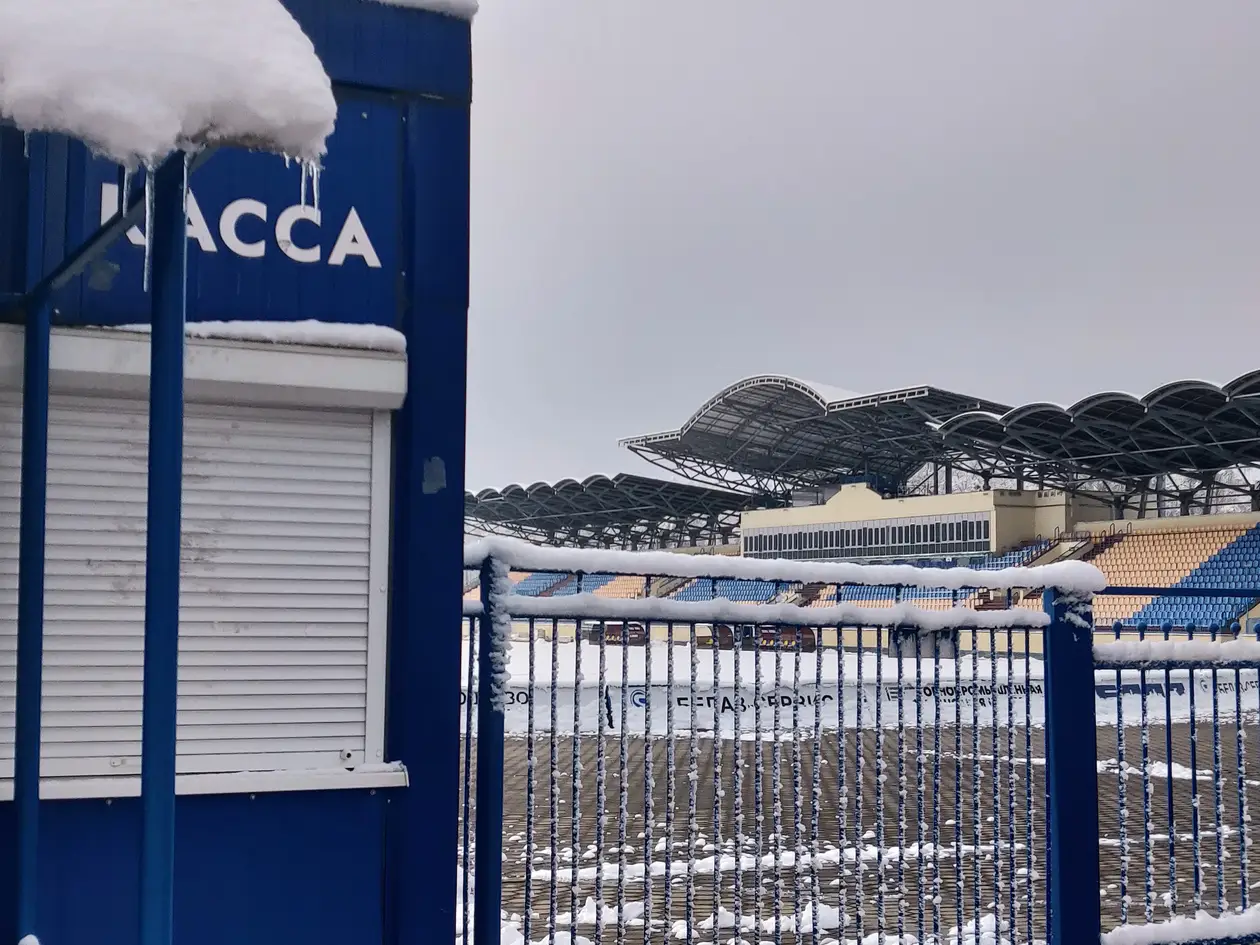 Стадион «Торпедо-БелАЗ» засыпало снегом – кайф