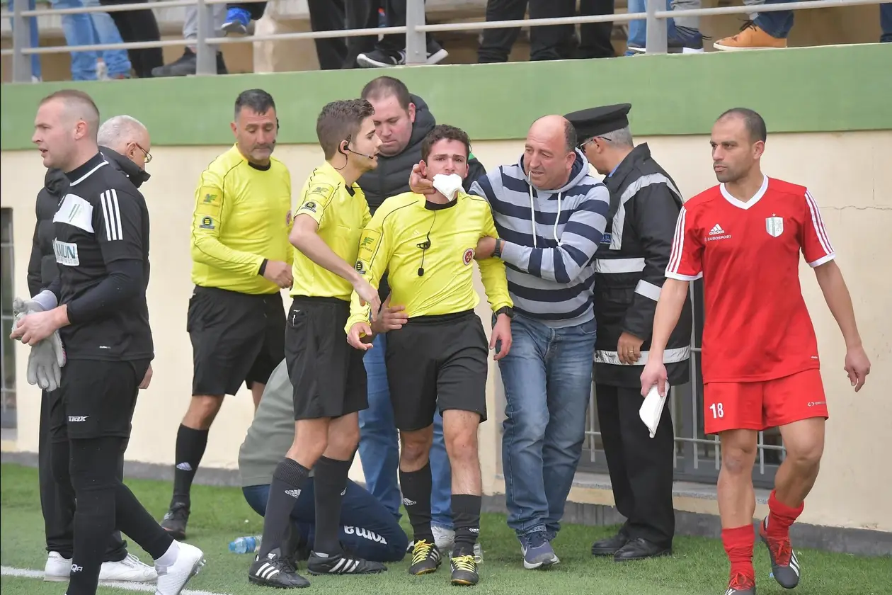 Мальтийский футболист отправил лайнсмена в нокаут — с поля его увел полицейский