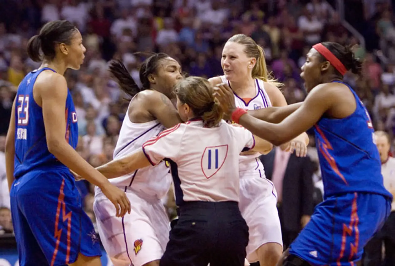 Жёсткие фолы и драки в Женской НБА