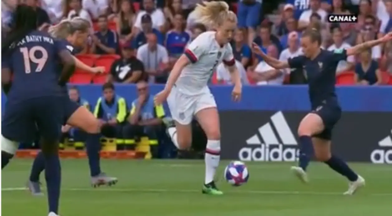 В женском футболе тоже симулируют. «Красивое» падение на чемпионате мира