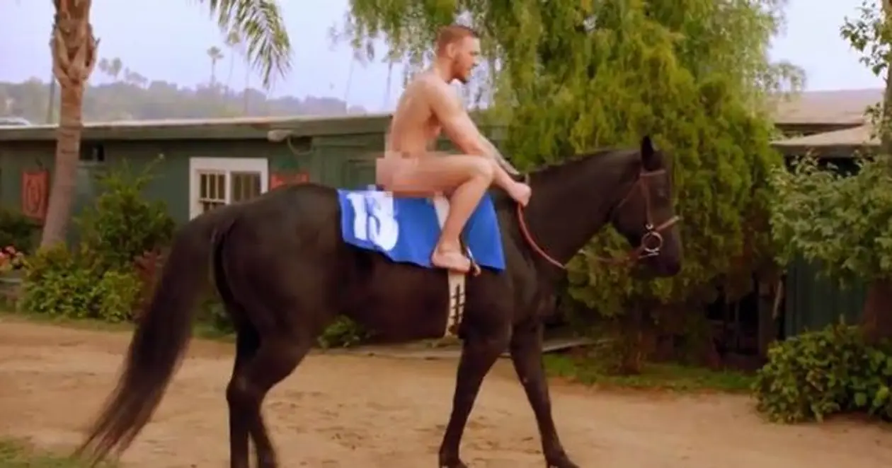 Голый МакГрегор катается на лошади в вирусной рекламе