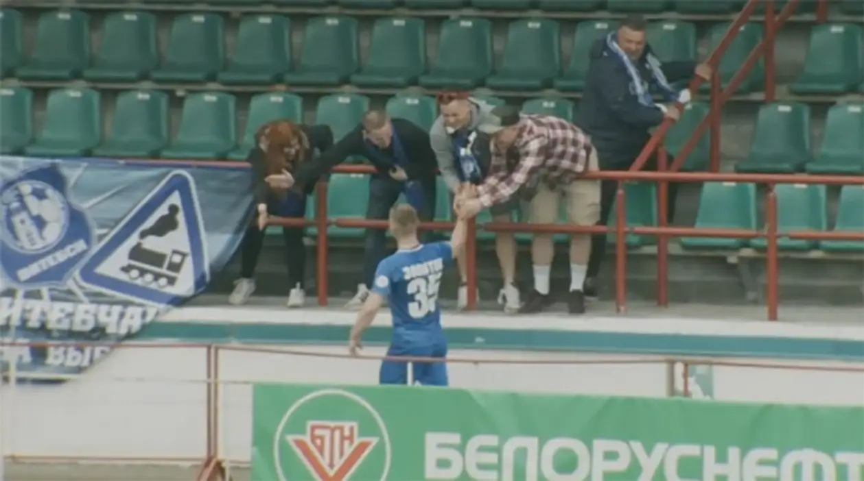 Защитник «Витебска» забил гол и рванул праздновать к гостевому сектору — через все поле