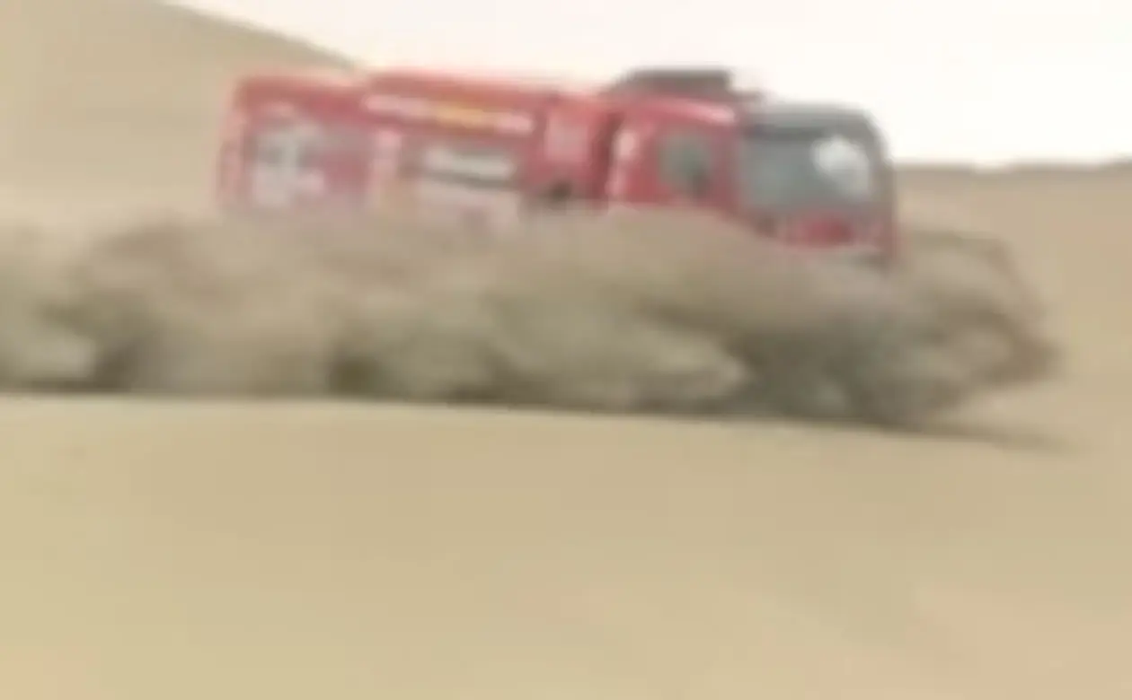 Спортивный МАЗ в Перу упал в пятиметровый овраг, но уцелел и пришел к финишу на этапе «Дакара» шестым