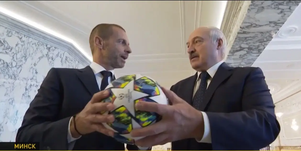 Именной вымпел и мяч ЛЧ, с белорусской стороны – тарелка и шоколад. Лукашенко и президент УЕФА обменялись подарками