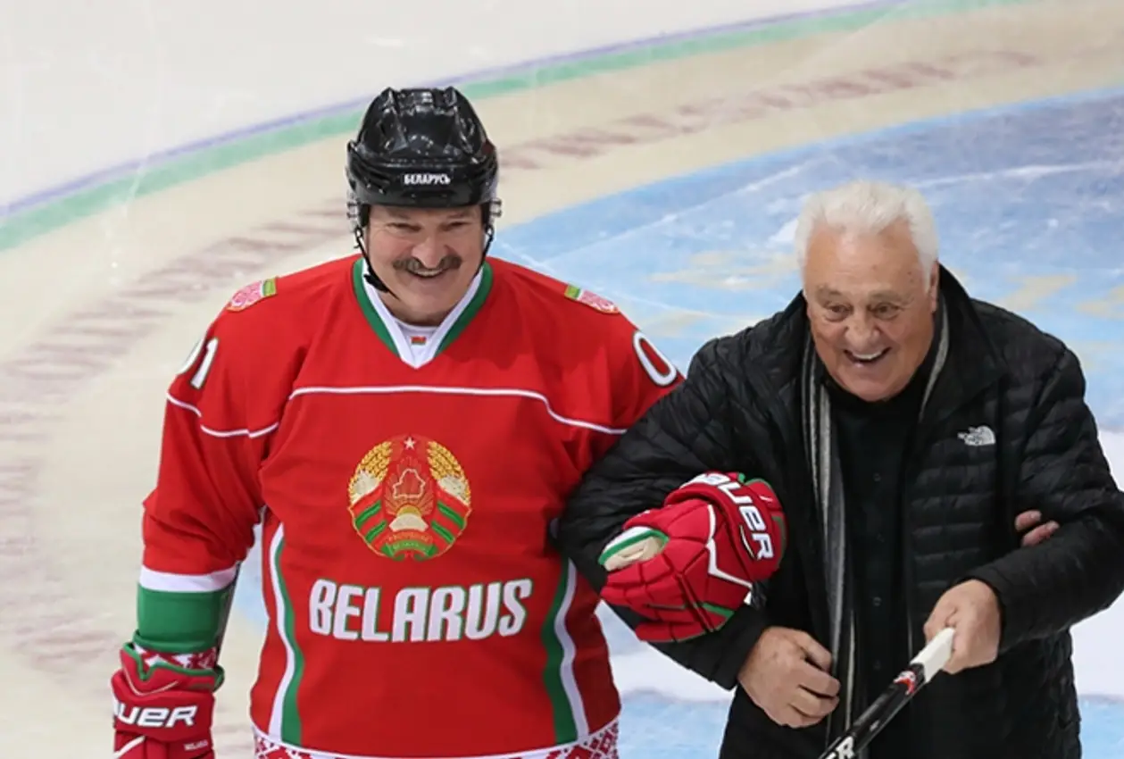 Лукашенко очень суеверен в спорте: стучит вратарю по шлему, бросает зрителям игрушки и подписывает шоколадки