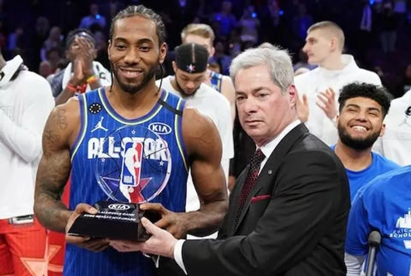 В НБА теперь вручают награду Кобе Брайанта. А еще можно назвать трофеи в честь Уилта, Карима, Берда, Стерна