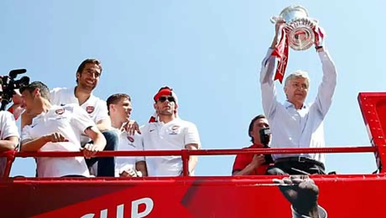 «Арсенал» празднует завоевание первого за девять лет трофея