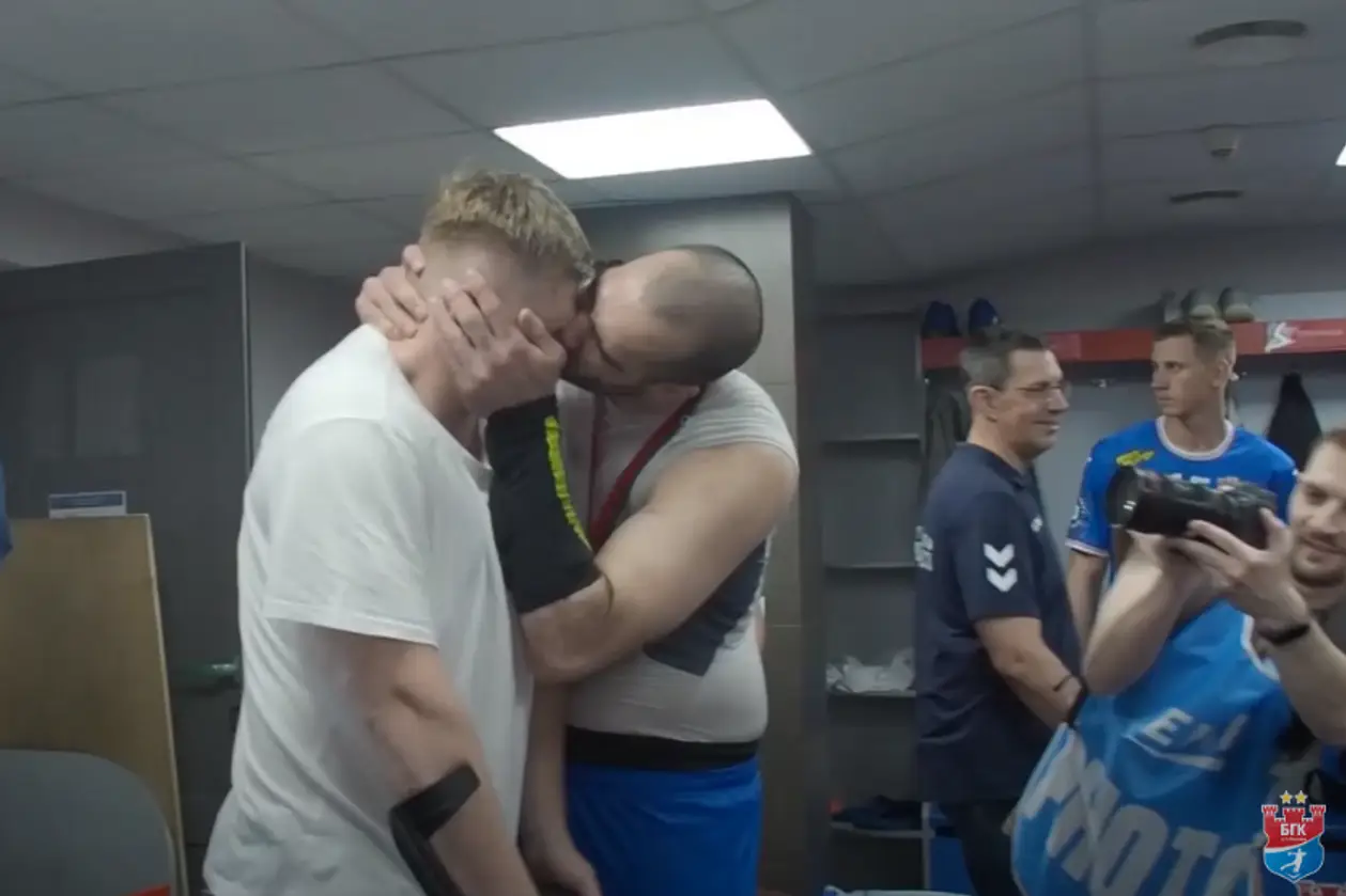 Чемпионская раздевалка «Мешкова»: поцелуи, скромное поздравление Мешкова и немного пенных напитков