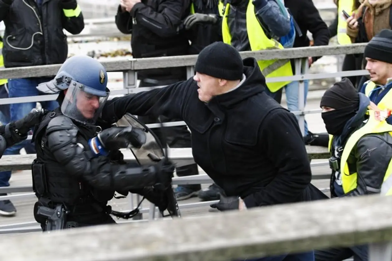 Экс-чемпион Франции по боксу побил полицейского во время протеста «желтых жилетов». Теперь наверняка сядет