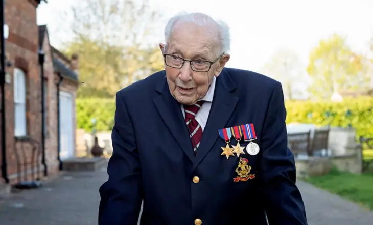 Герой года Британии празднует 100-летие: он возглавил чарт с You’ll Never Walk Alone и собрал 30 млн фунтов для врачей