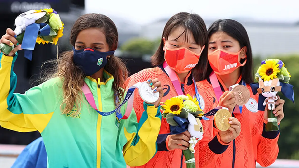 Детский сад на пьедестале в Токио: медалисткам Олимпиады в скейтборде 42 года на троих
