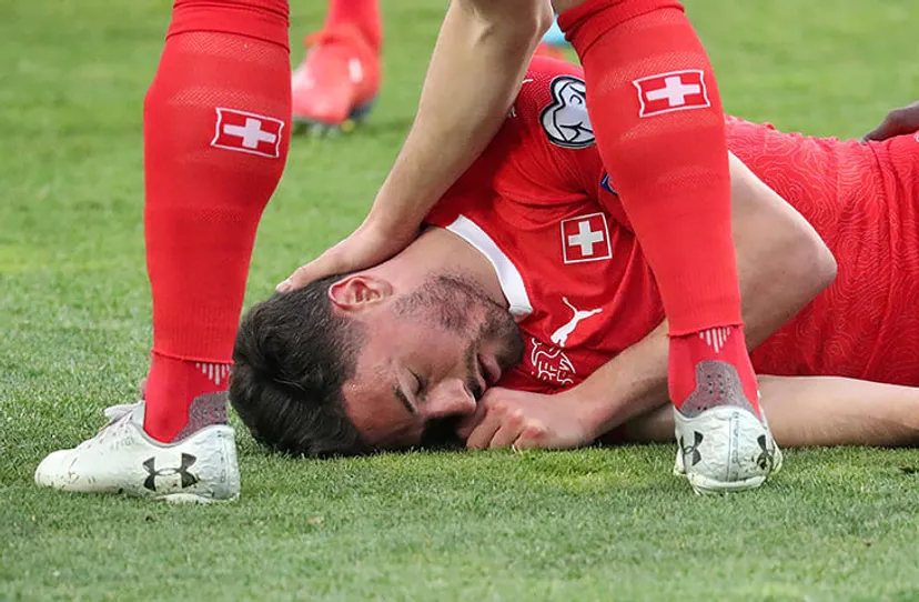 Игрок сборной Швейцарии потерял сознание и начал задыхаться. Его спас Ананидзе