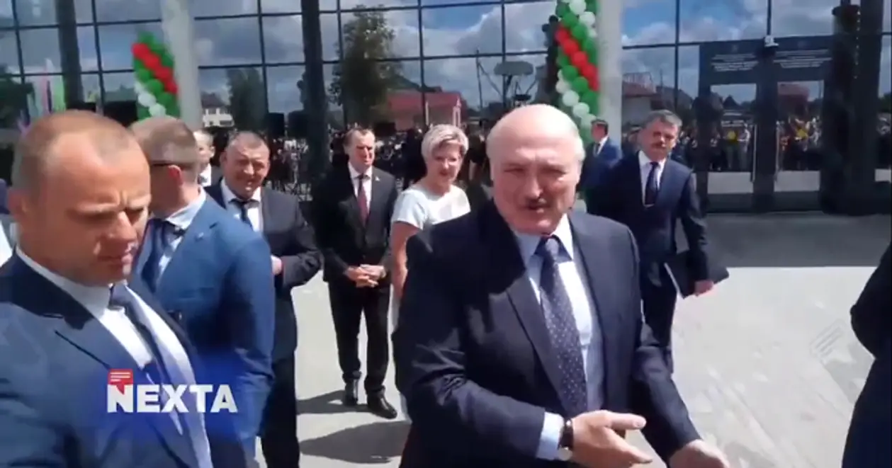 «Это не лужа». Лукашенко дерзко ответили из толпы на открытии бассейна в Марьиной Горке