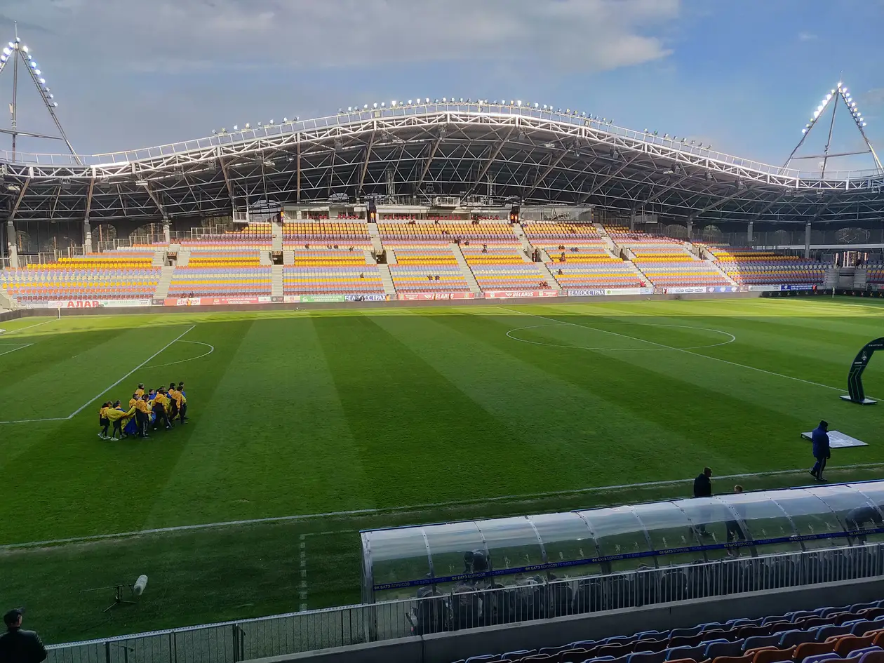 Первая победа БАТЭ в чемпионате: Стасевич в запасе, почти пустой стадион и баннер фанатов на злобу дня 