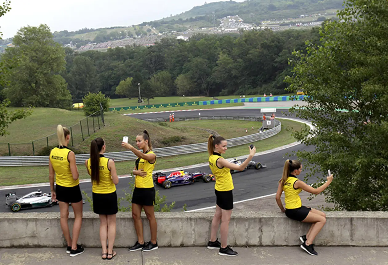 Сэлфи дня. Девочки смотрят Гран-при Венгрии
