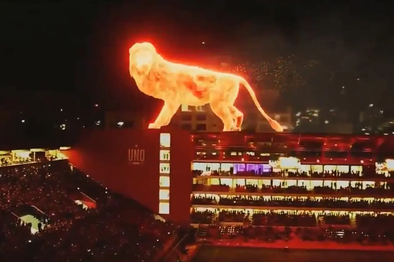 🔥🦁 Огненный лев прошелся по крыше – так в Аргентине отпраздновали открытие стадиона, которого ждали 14 лет