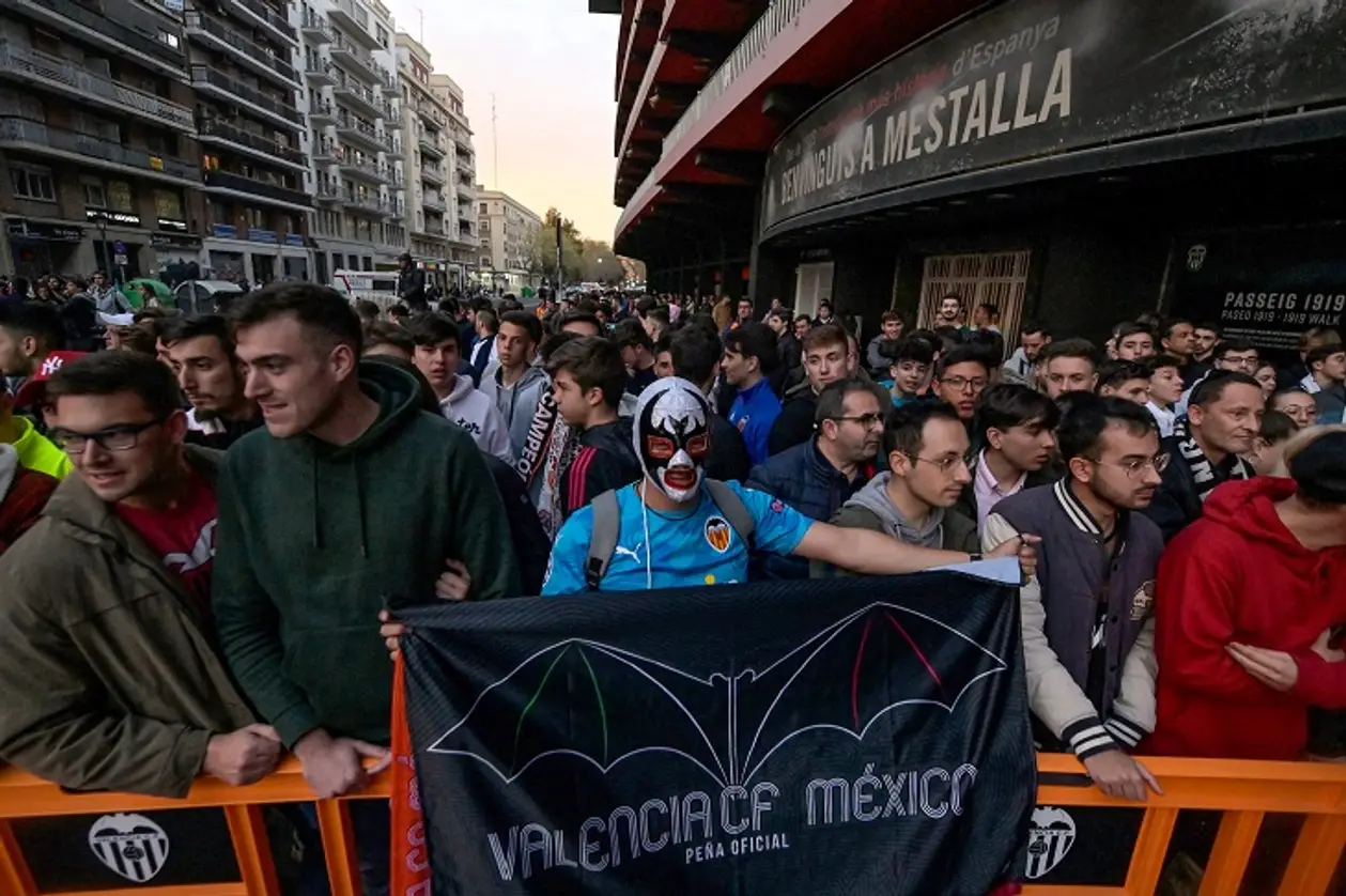 Фанам «Валенсии» запретили приходить на стадион. Ок, они собрались рядом с «Местальей»