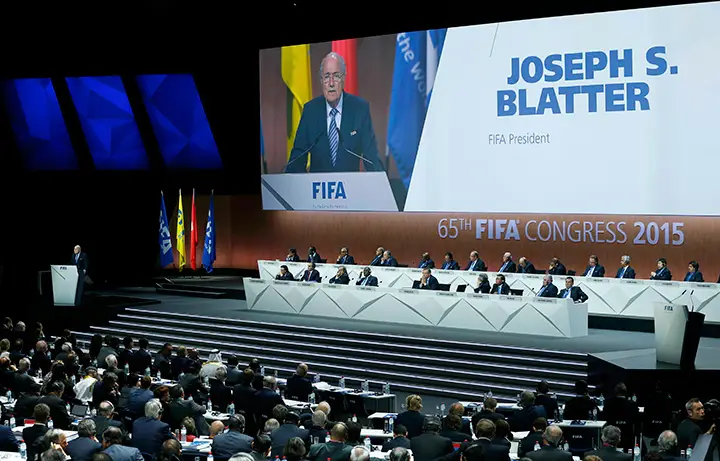 «Старый динозавр переизбран, черный день». Блаттер опять стал президентом ФИФА
