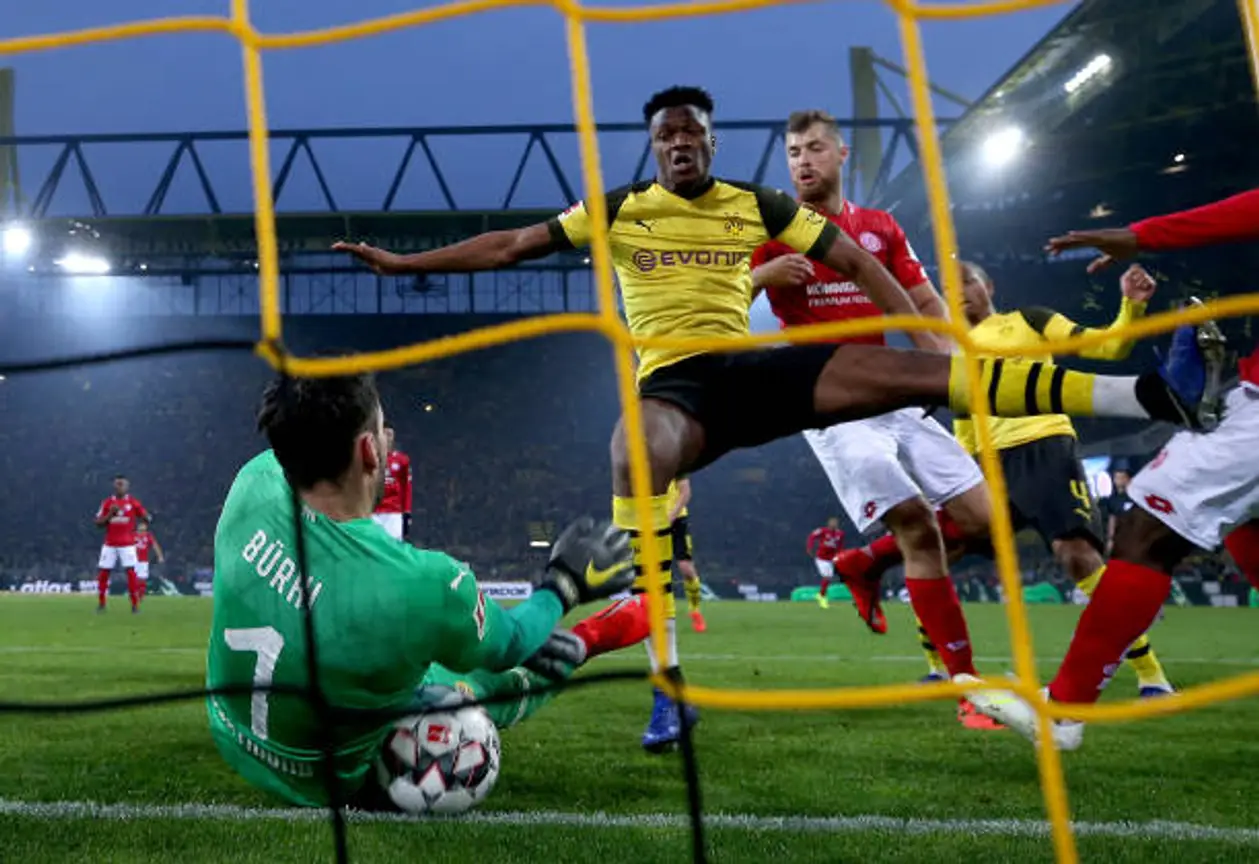 Сейв дня: Вратарь дортмундской «Боруссии» трижды спас свою команду после ударов в упор в самой концовке матча