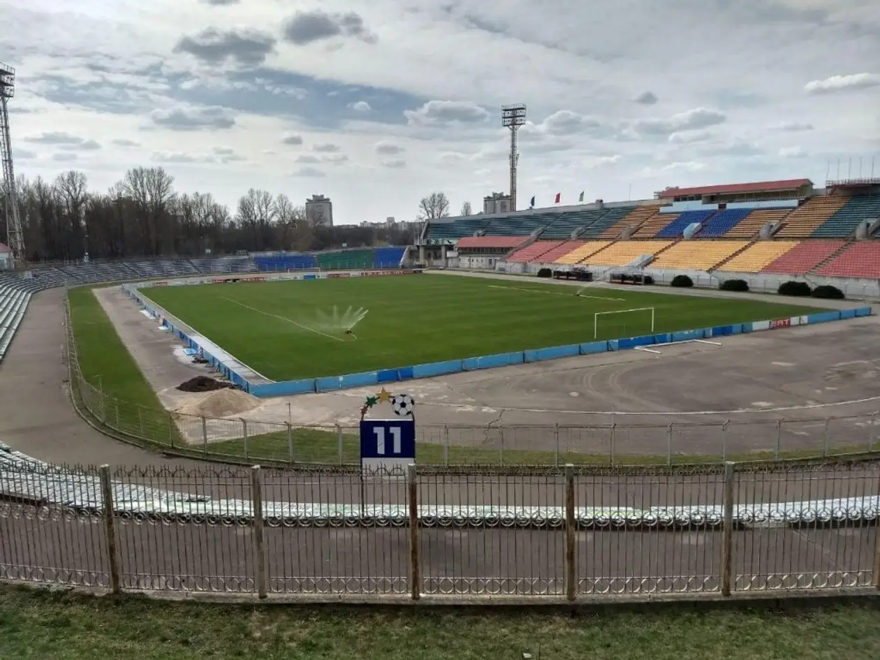 «Динамо» вновь покидает свой стадион и возвращается на «Трактор». На новой арене по-прежнему беда с газоном
