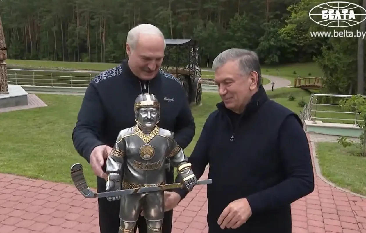 Лукашенко подарили статую Лукашенко-хоккеиста: внутри совместное фото с Колей. Это просто 🔥