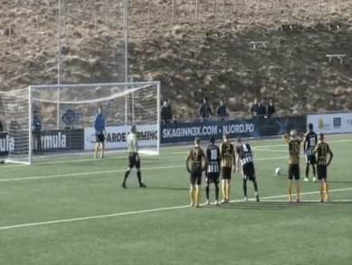 Форвард соперника «Шахтера» отбивает пенальти в Кубке Фарерских островов