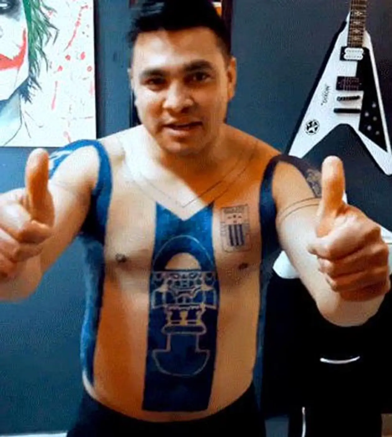 Мужчина «оделся» в футболку любимой спортивной команды с помощью татуировки