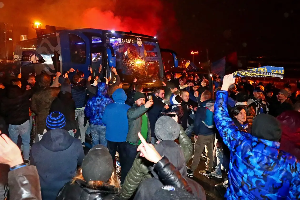 Ночь счастья в аэропорту Бергамо: фанаты пели, а футболисты забирались на крышу автобуса из люков