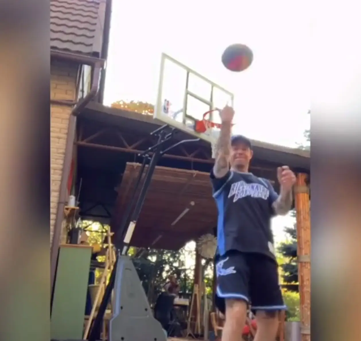 Михалок пижонит с баскетбольным мячом: забивает с отскоком и броском через себя