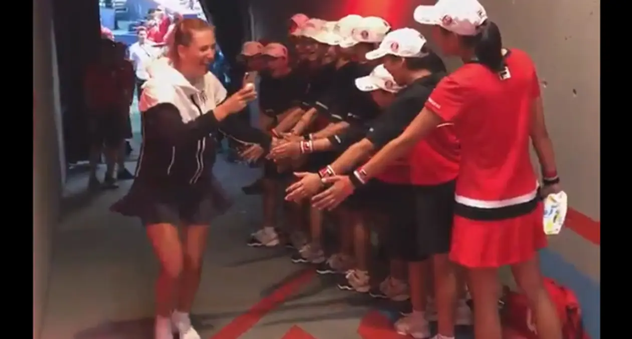 Азаренко развлекает детишек-болбоев на Rogers Cup