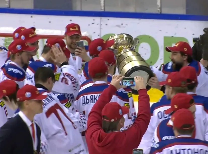 Баскова вновь освистали на хоккее – это реакция зрителей в Гомеле на награждение от тренера команды Лукашенко