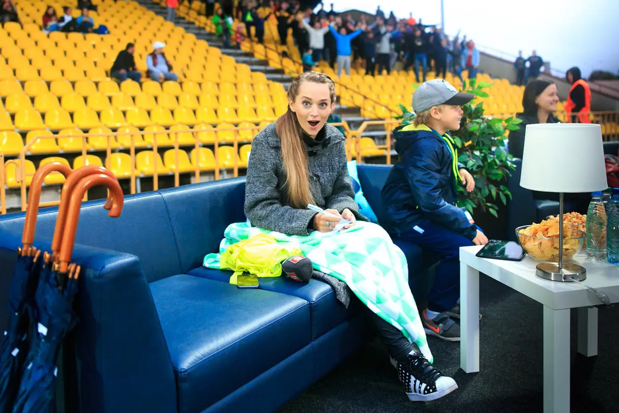 В Беларуси футбол можно смотреть с дивана прямо на стадионе. Что это за прикол и как туда попасть?