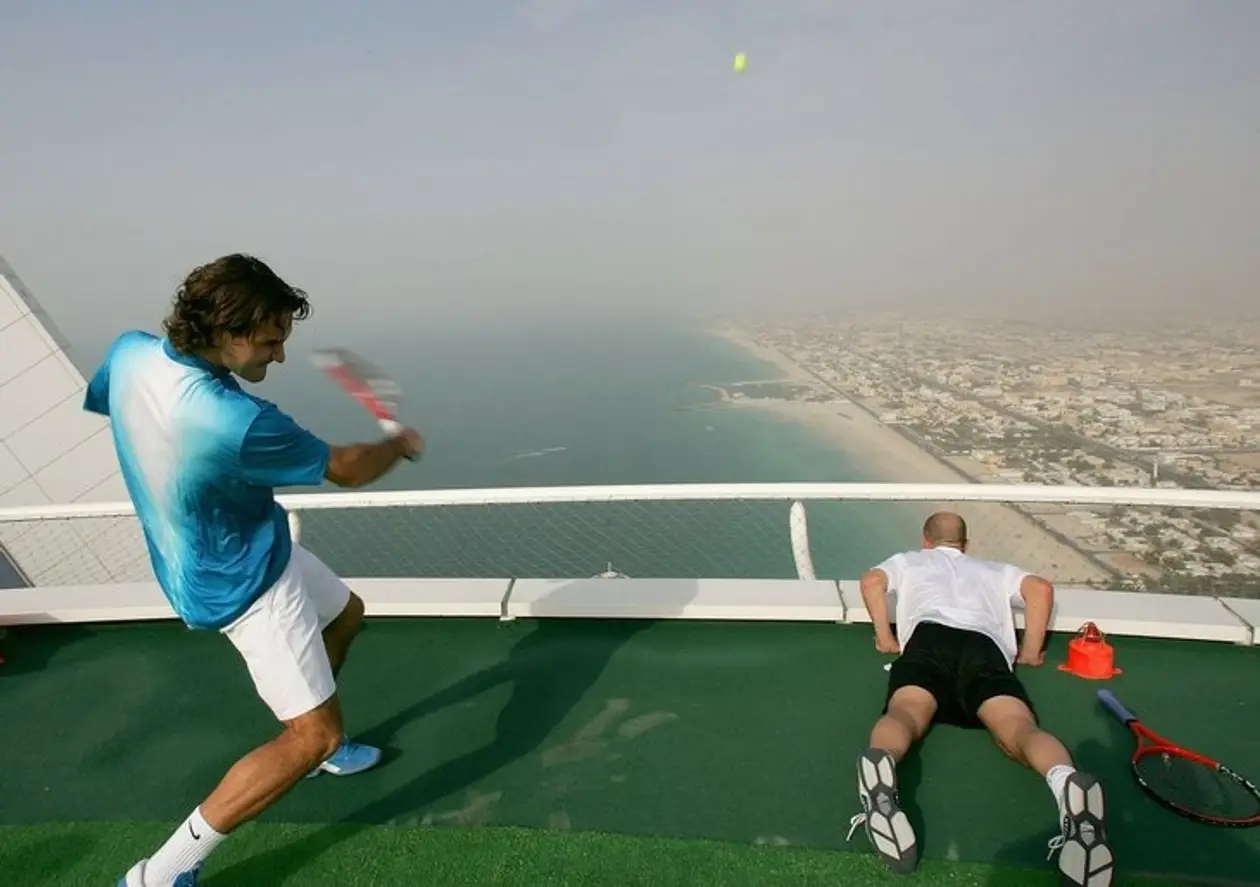 14 лет назад Федерер и Агасси сыграли на вертолетной площадке: высота 321 метр, мячи улетали прямо в залив