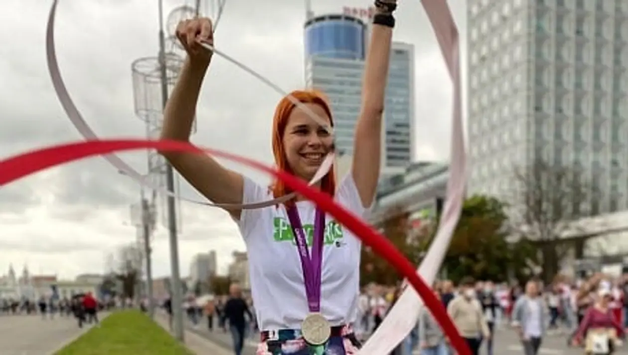 Она взяла медаль ОИ с помощницей Лукашенко по огороду, а теперь протестует – спросили ее о давлении и экс-тренере на митинге за власть