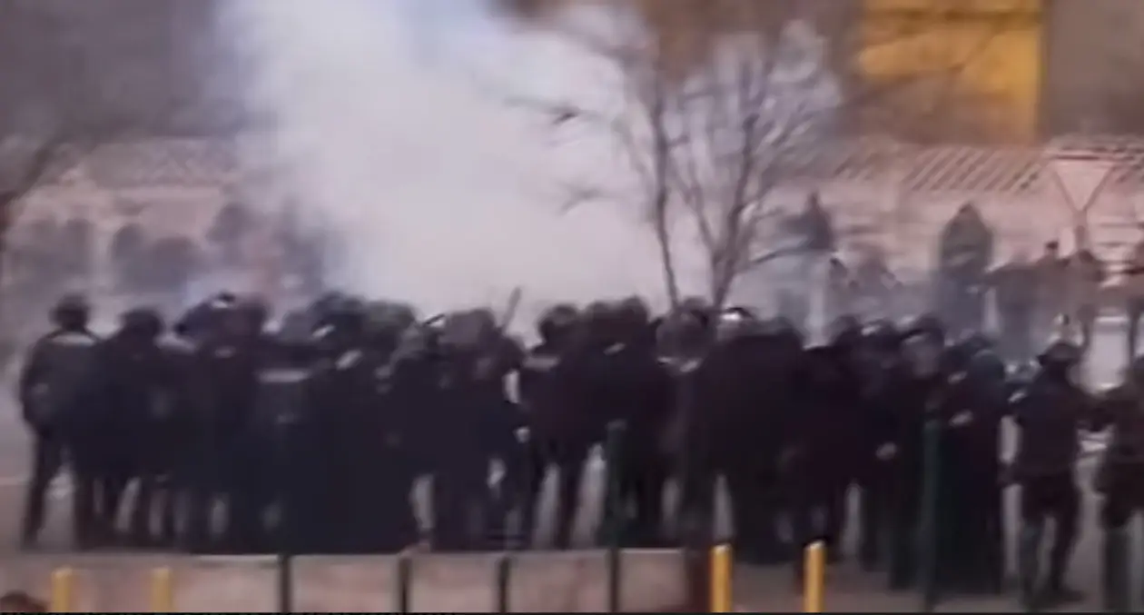 Фанаты «Динамо» Киев подрались с полицией. На матче присутствовал Порошенко