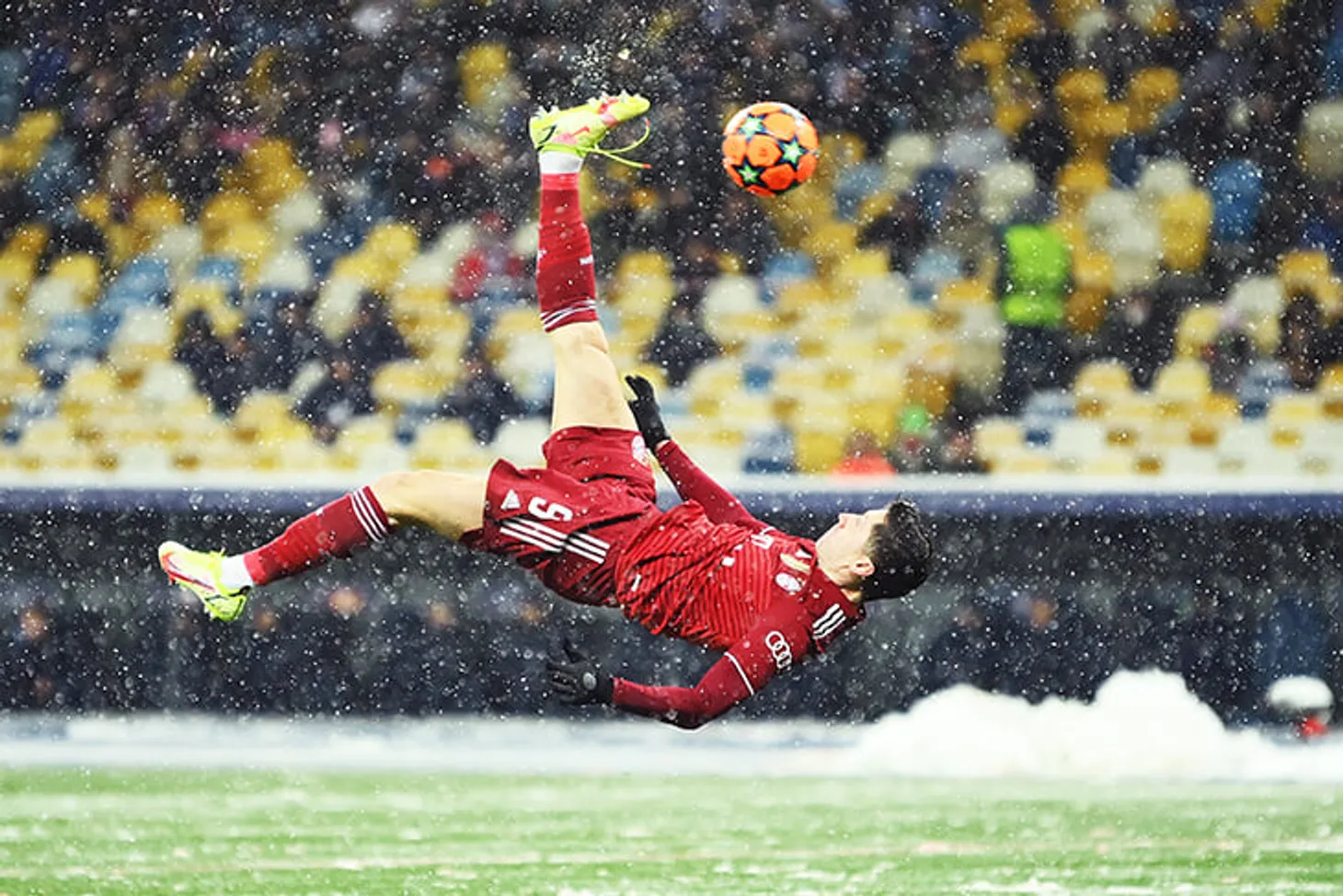 Супергол Левандовского – снежное чудо. Киевский кадр в падении через себя можно рассматривать вечно ❄️❄️❄️