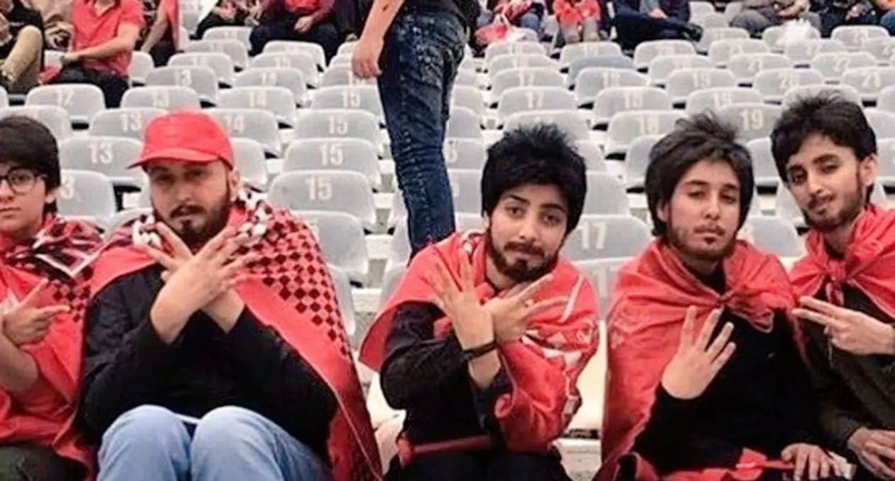 Иранские фанатки переоделись в мужчин, чтобы посмотреть награждение любимой команды