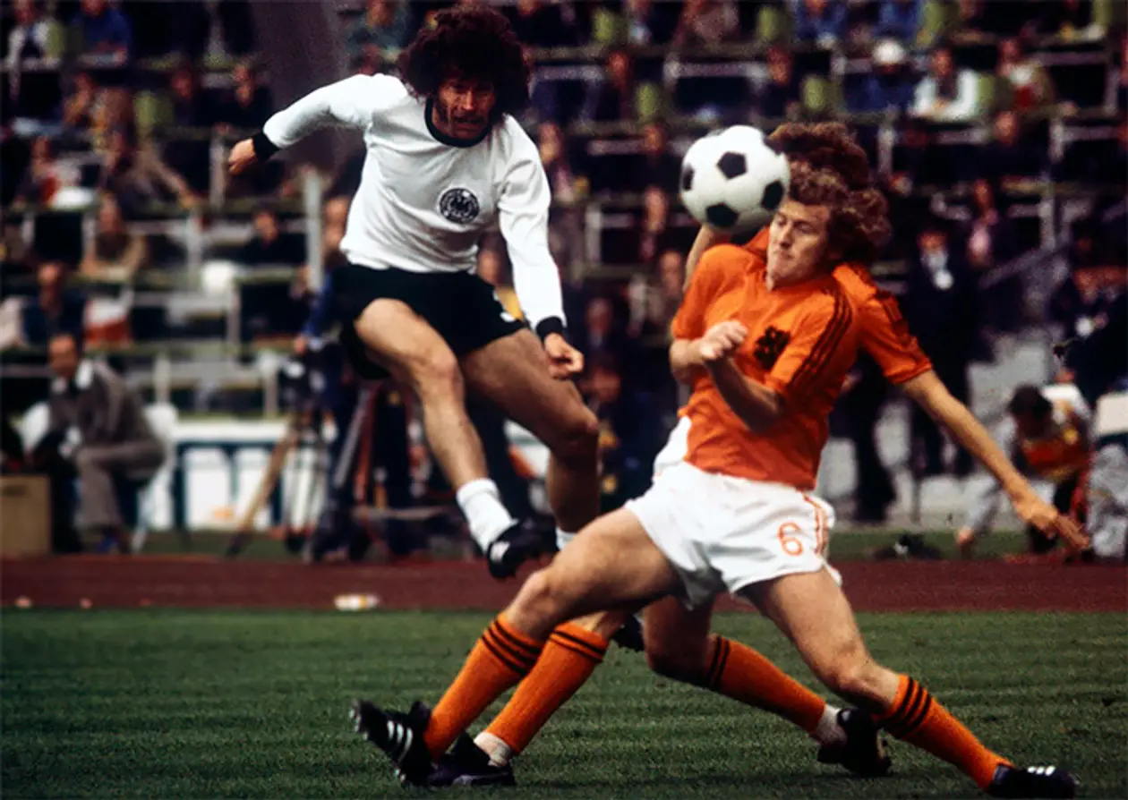 Голландия играла в форме с тремя полосками adidas, а Кройфф – с двумя. Почему?