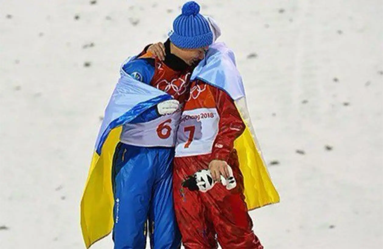 Спорт победил политику: русский и украинец обнимаются на пьедестале