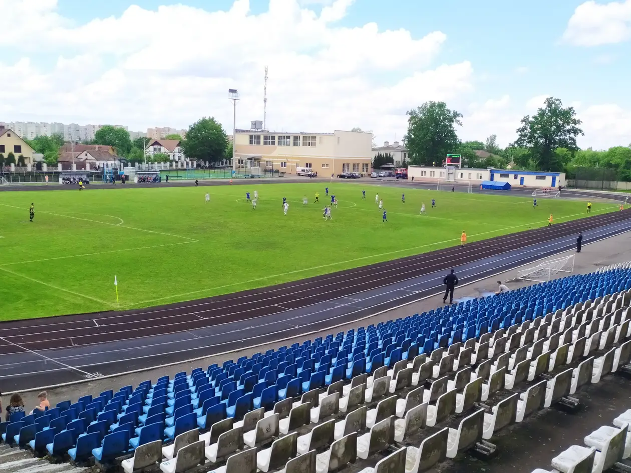 Футбол в самом древнем городе Беларуси: стадион на месте замка, яркие фанаты и команда, которая не унывает, несмотря на 