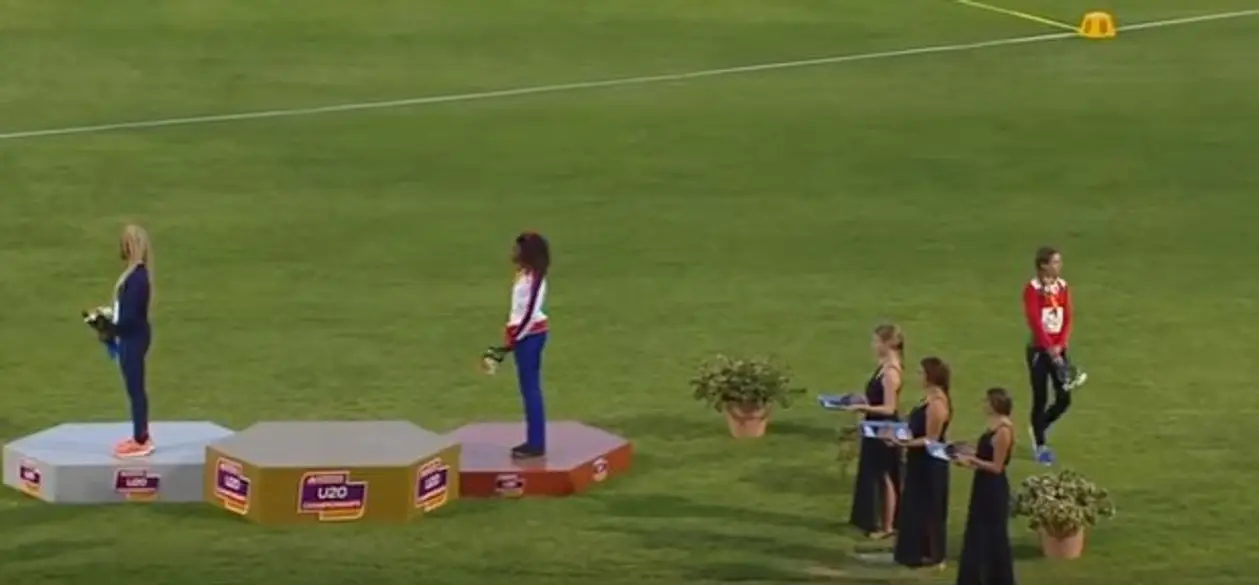 Чемпионка из Беларуси покинула церемонию награждения, услышав чужой гимн. Эта девушка сделала наши выходные