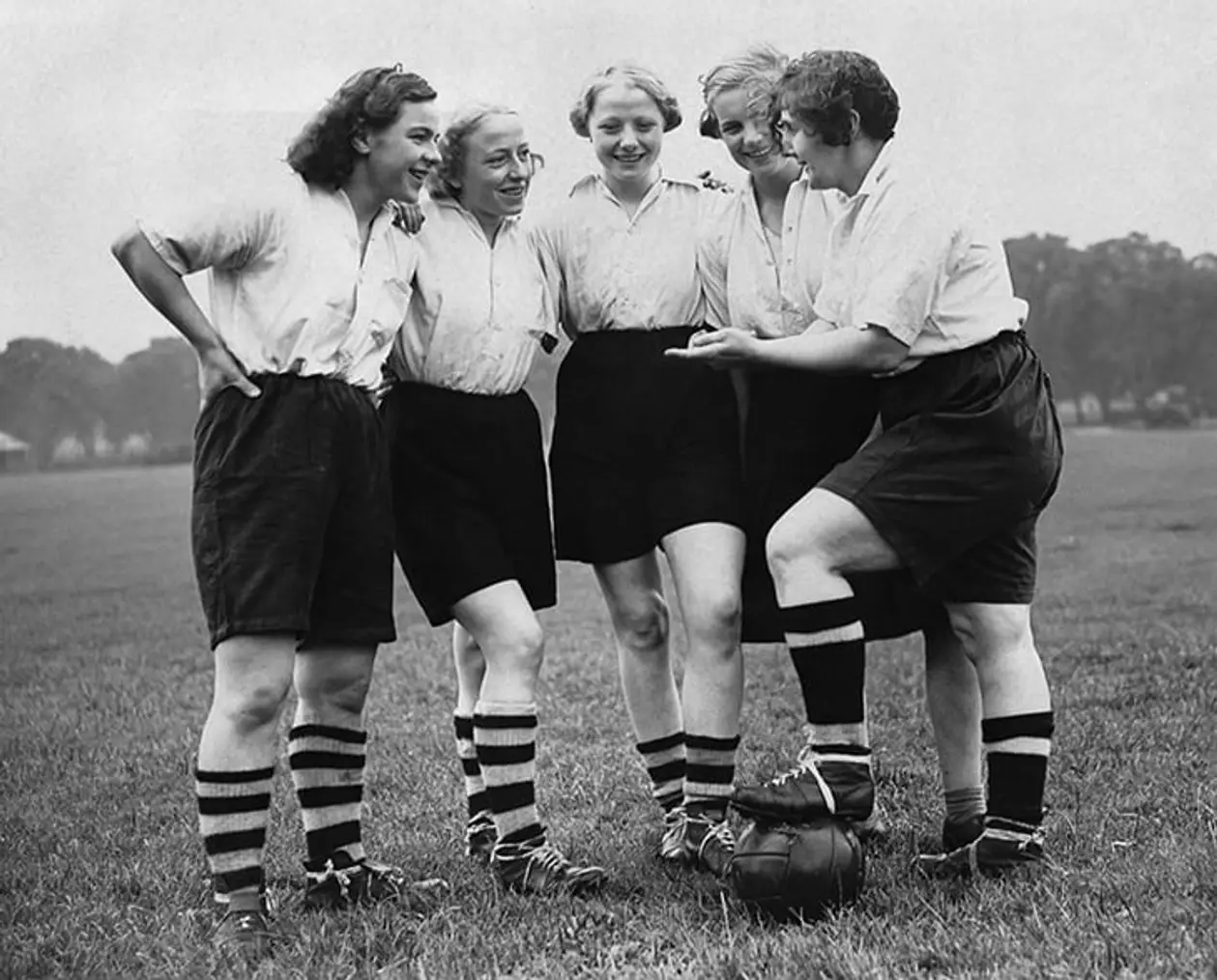 После Первой мировой женский футбол в Англии собирал не меньше мужского. В ответ FA выгнала женские команды со своих стадионов