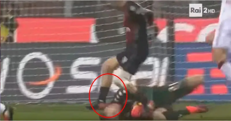 Нападающий «Милана» Джанлука Лападула наносит жесткую травму Джо Харту